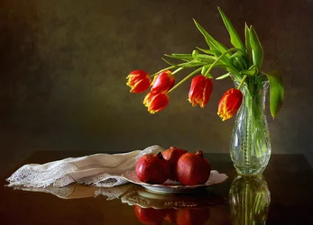 Tulipas Vermelhas e Romãs