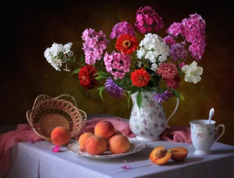 Flores de verão e pêssegos