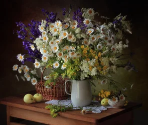 Natureza morta com flores silvestres de verão