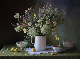 Mesa com flores silvestres de verão
