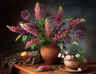 Natureza morta com lupinos vibrantes
