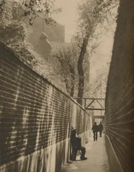 Em Lansdowne Passage, onde um ladrão de estradas galopou uma vez por sua vida, c1935.