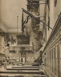 Onde os pensionistas jantam sob cores esfarrapadas gloriosamente, c1935.
