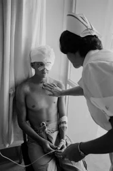 Soldados americanos feridos na Guerra do Vietname são transportados por via aérea para um hospital em Clark A...