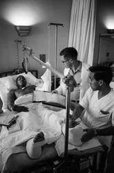 Soldados americanos feridos na Guerra do Vietname são transportados por via aérea para um hospital em Clark A...