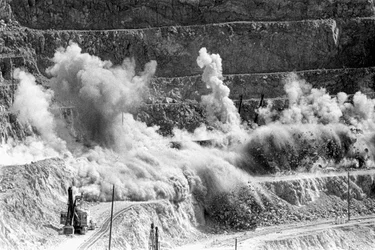 Explosão com dinamite na mina de cobre a céu aberto de Morenci para a Phelps Dodge Smelte...