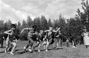 Rapazes em corrida a pé durante um piquenique junto ao rio Matanuska em Palmer, Alasca