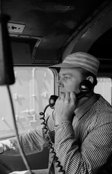 Charles Brockman, engenheiro dos Caminhos-de-Ferro do Grande Norte, fala ao telefone por rádio...