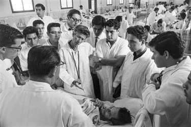 Médico no navio-hospital SS Hope
