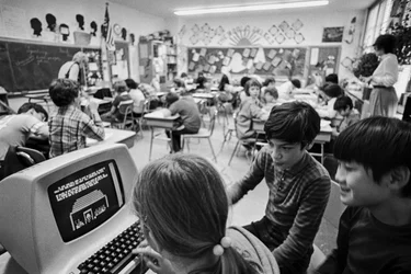 Programas de educação financiados pelo Gabinete de Avaliação Tecnológica, agência federal, para...