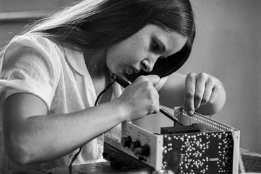 Programas de educação financiados pelo Gabinete de Avaliação Tecnológica, agência federal, para...