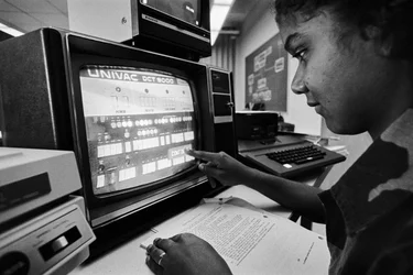 Programas de educação financiados pelo Gabinete de Avaliação Tecnológica, agência federal, para...