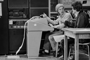 Programas de educação financiados pelo Gabinete de Avaliação Tecnológica, agência federal, para...