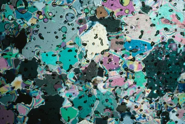 Os cristais de gelo num núcleo reflectem cores em diferentes ângulos