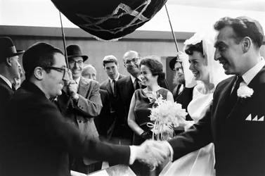 Casamento judaico realizado por judeus americanos sob o dossel do casamento, também conhecido como chuppah, em Seattle