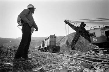 Carregamento de minério de cobre na mina de Morenci com controlo por rádio para a Phelps Dodge Smelter Doug...
