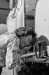 Mildred Cooper, uma camionista, lava a cara do pó da estrada