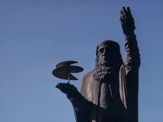 Estátua de Leonardo da Vinci segurando um parafuso aéreo no Fiumicino-Leonardo da Vinci, em Roma...