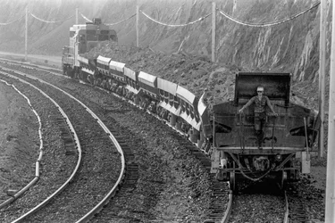 Comboio que transporta minério de cobre da mina para a fundição em Phelps Dodge Smelter Douglas Ariz...