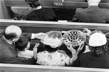 O vinho é passado durante a comunhão durante um serviço dominical na First Congregational Chu...