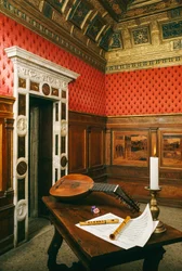 No palácio de Mântua, a sala de música da marquesa Isabella dEste exibe...