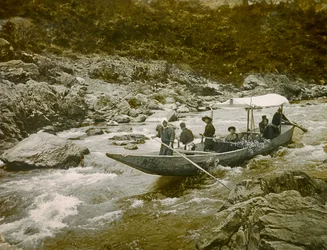 Um barco nos rápidos do rio Hozu, Quioto, cerca de 1900 - 1915 (fotografia)
