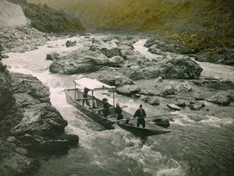 Um barco nos rápidos do rio Hozu, Quioto, cerca de 1900 - 1915 (fotografia)