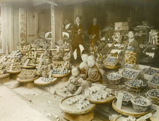 Uma loja de fruta no Japão, cerca de 1900 - 1915 (fotografia)