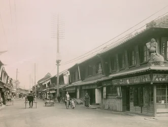 Uma rua comercial no bairro Motomachi de Kobe, cerca de 1900 - 1915 (fotografia)