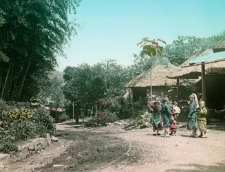 Crianças a brincar na rua na estrada para Miyanoshita c. 1900 - 1915 (fotografia)