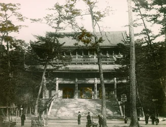 Portão do templo budista Chion-in, distrito de Higashiyama, Quioto, cerca de 1900 - 1915 (fotografia)