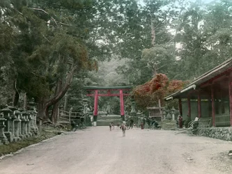 Entrada do Santuário das Lanternas no Parque Kasauga Taisha, Nara, cerca de 1900 - 1915 (fotografia)