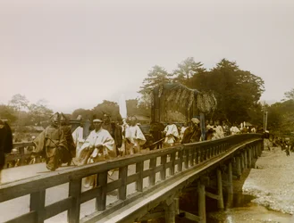 Desfile de carros alegóricos durante o festival Aoi Matsuri em Quioto, cerca de 1900 - 1915 (fotografia)