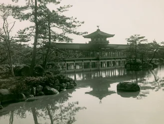 Jardins do Santuário Heian-Jingu em Quioto, cerca de 1900 - 1915 (fotografia)