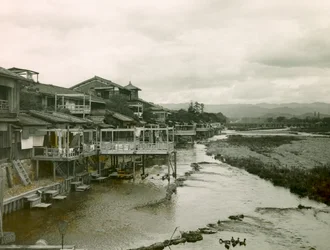Casa no rio Kamo-Gawa, perto de Quioto, cerca de 1900 - 1915 (fotografia)
