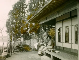 Família japonesa em frente à sua casa, cerca de 1900 - 1915 (fotografia)