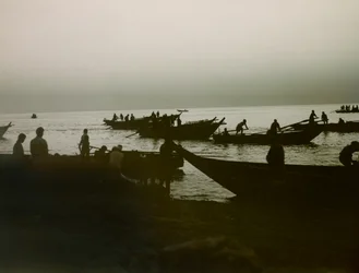 Pescador japonês no mar, cerca de 1900 - 1915 (fotografia)