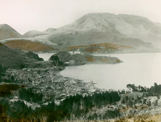 Lago Ashi em Hakone, cerca de 1900 - 1915 (fotografia)