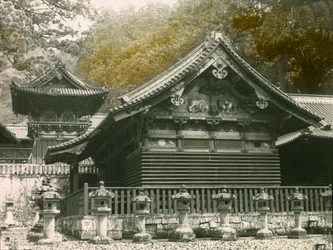 Parte do templo Tosho-Gu chamado Sanjinko em Nikko, cerca de 1900 - 1915 (fotografia)