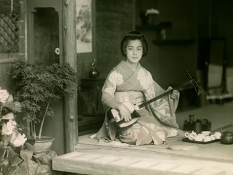 Retrato de uma mulher japonesa a tocar o Shamisen, cerca de 1900 - 1915 (fotografia)