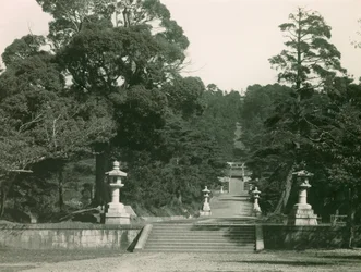 Escadaria de pedra que conduz ao túmulo de Hideyoshi Toyotomi, Quioto, cerca de 1900 - 1915 (fotografia)