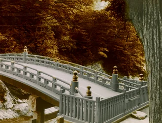 A Shinkyo (ponte sagrada) na cidade de Nikko, cerca de 1900 - 1915 (fotografia)