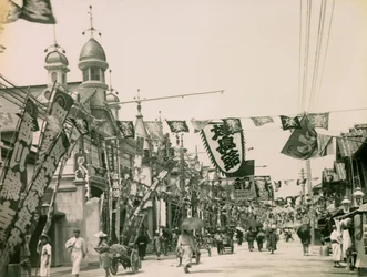 Rua do teatro no bairro de Shinkaichi em Kobe, cerca de 1900 - 1915 (fotografia)