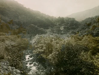 Vista da aldeia de Miyanoshita nas montanhas de Hakone, cerca de 1900 - 1915 (fotografia)
