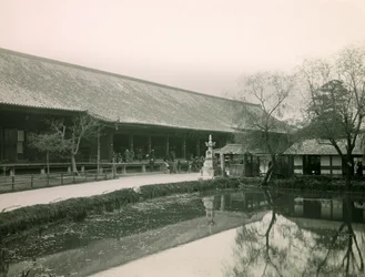 Vista do templo budista de Sanjusangen-do, Quioto, cerca de 1900 - 1915 (fotografia)