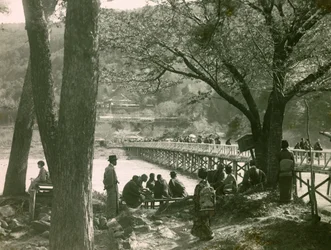 Vista da ponte Togetsukyo sobre o rio Katsure em Arashiyama, cerca de 1900 - 1915 (fotografia)