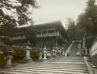 Vista do templo budista sobre estacas em Nara, cerca de 1900 - 1915 (fotografia)
