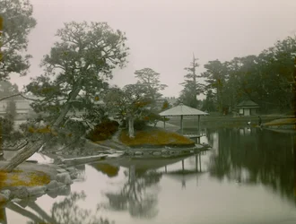 Vista do jardim japonês Koraku-en em Okayama, cerca de 1900 - 1915 (fotografia)