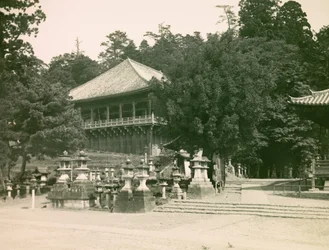 Vista do templo budista Nigatsu - Do em Nara, cerca de 1900 - 1915 (fotografia)