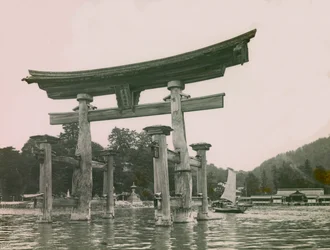 Vista do Torii na ilha de Miyajima, cerca de 1900 - 1915 (fotografia)